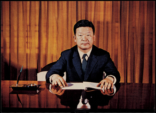 1970년 LG그룹 회장 취임 당시 구자경 명예회장      (서울=연합뉴스) 구자경 LG 명예회장이 14일 별세했다. 향년 94세. 1925년생인 구 명예회장은 LG 창업주인 고(故) 구인회 회장의 장남으로 LG그룹 2대 회장을 역임했다. 사진은 1970년 1월 LG그룹 회장 취임 당시 구 명예회장. 2019.12.14 [LG그룹 제공. 재판매 및 DB금지]      photo@yna.co.kr  (끝)